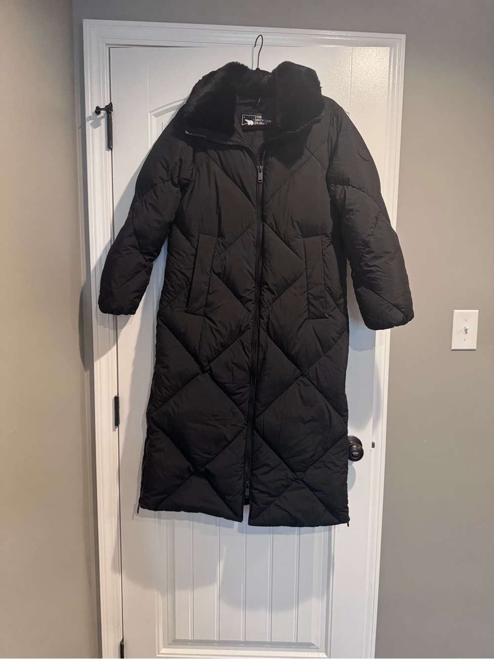 The Recycled Planet, long lined Women's puffer Coat w/faux fur collar, excellent